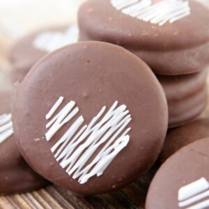 Chocolate Dipped Oreos | Valentine's Day Treat